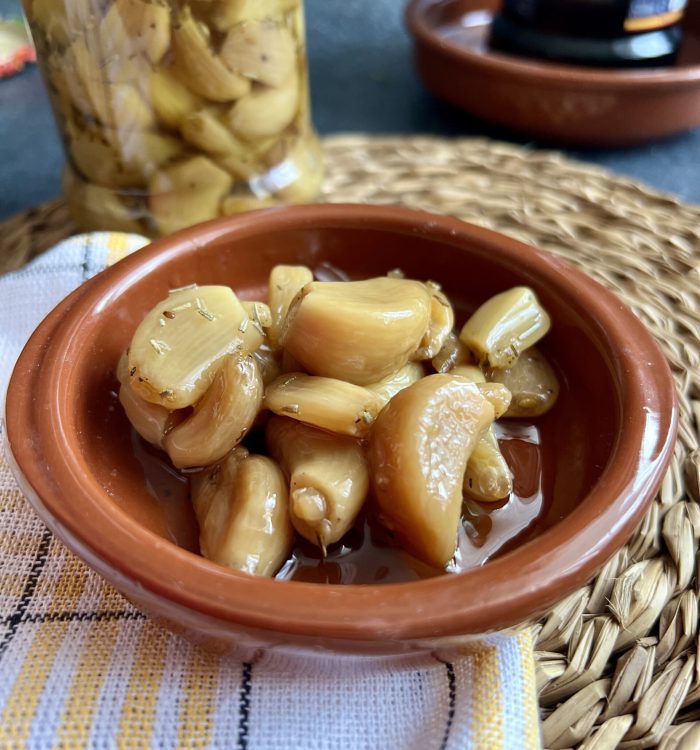 Czosnek konfitowany - doskonały dodatek do sosów, sałatek i przekąsek