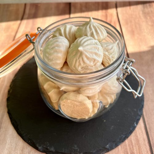 Keto beza w słoiku i na łupkowej podstawce, karmelowy odcień ciastek