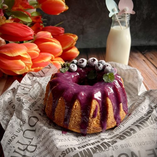 Keto babka wielkanocna - cytrynowa z polewą borówkową