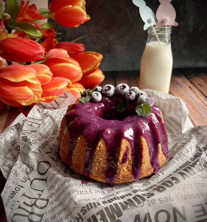 Keto babka wielkanocna - cytrynowa z polewą borówkową