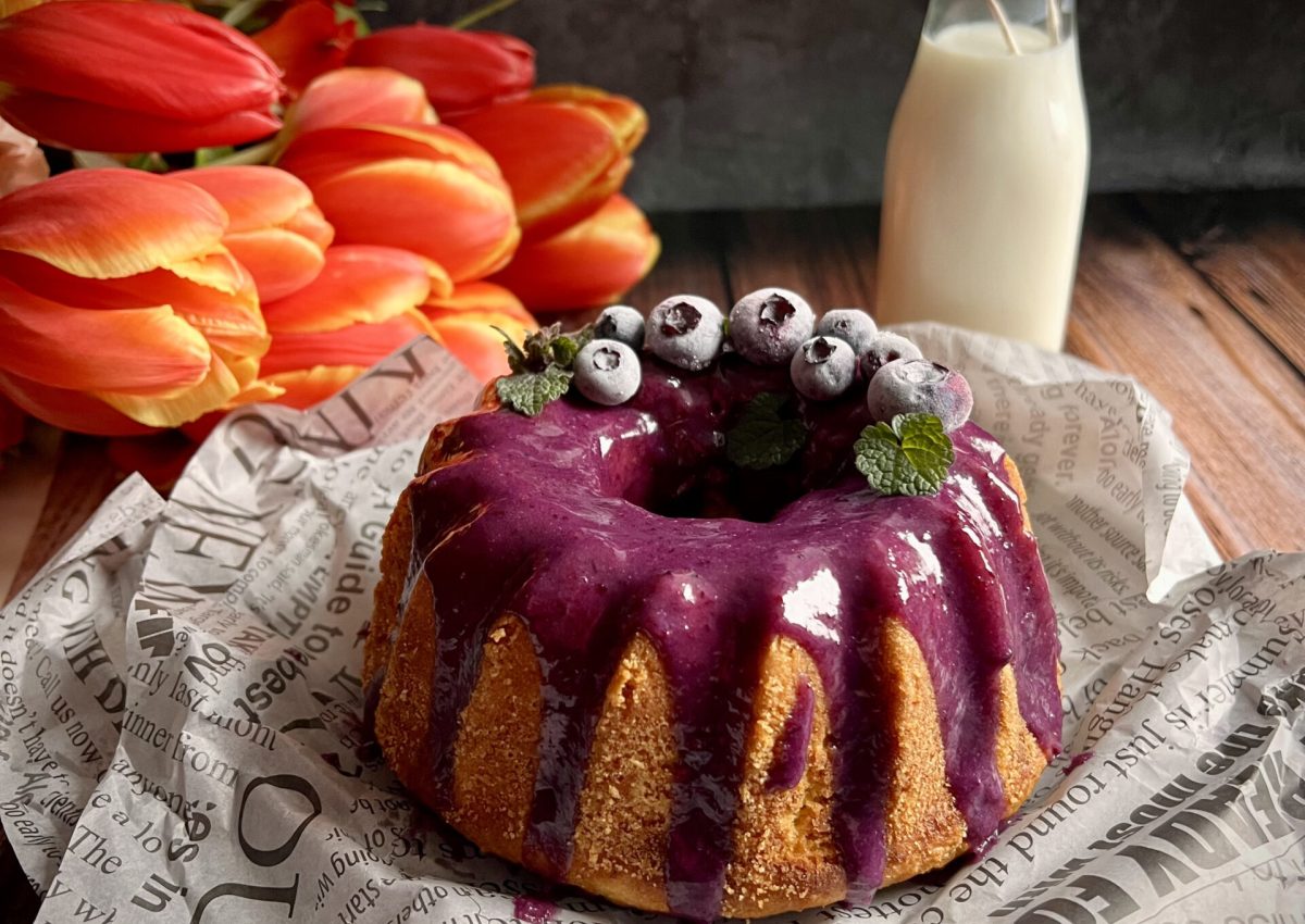 Keto babka wielkanocna - cytrynowa z polewą borówkową