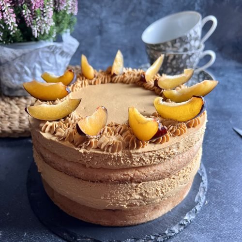 Tort kajmakowy ze śliwkami bez cukru i glutenu