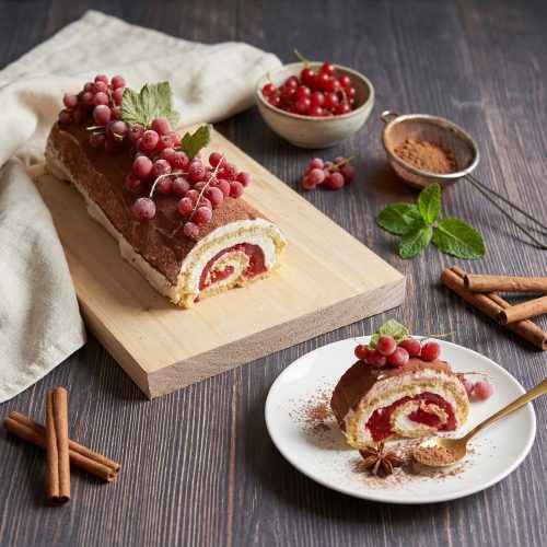 Keto rolada z porzeczkową galaretką i kremem z białą czekoladą