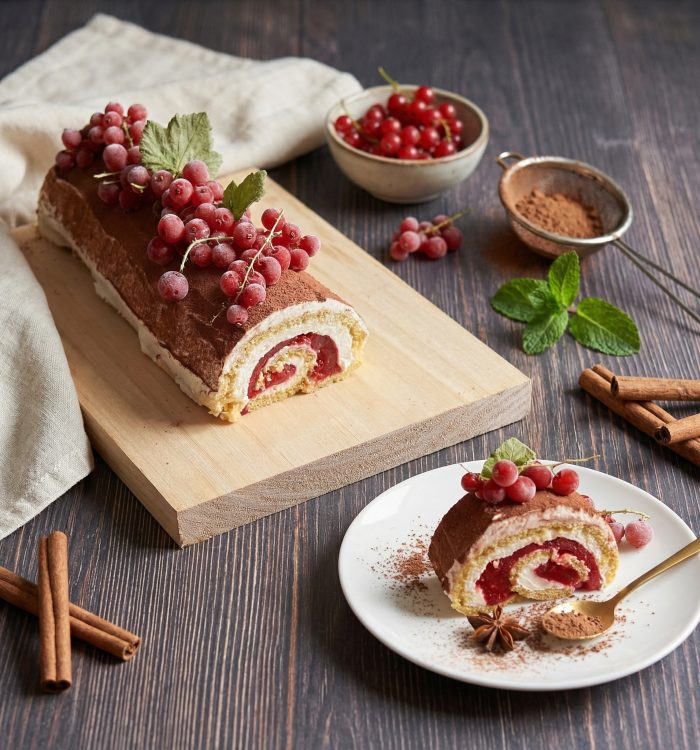 Keto rolada z porzeczkową galaretką i kremem z białą czekoladą