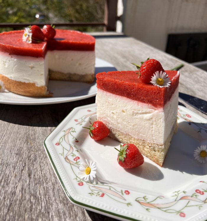 Keto sernik na zimno z pianką truskawkową