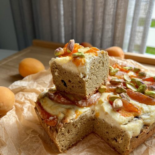 Keto ciasto pistacjowe z serem i morelami