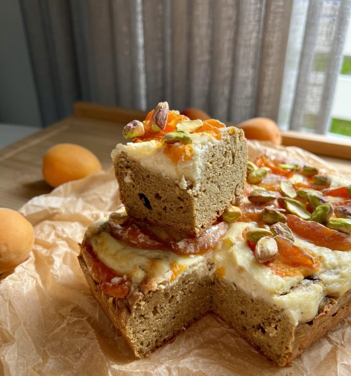 Keto ciasto pistacjowe z serem i morelami