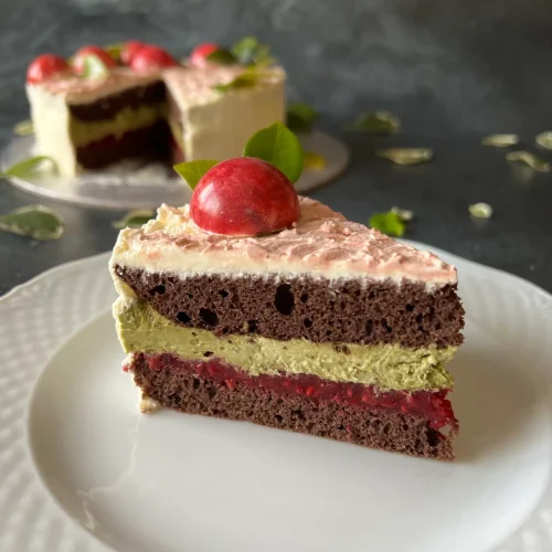 Tort kakaowo pistacjowy, bez cukru, bez glutenu, pistacje, maliny, keto przepisy