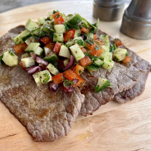 Steki wołowe minutowe z prostą sałatką warzywną