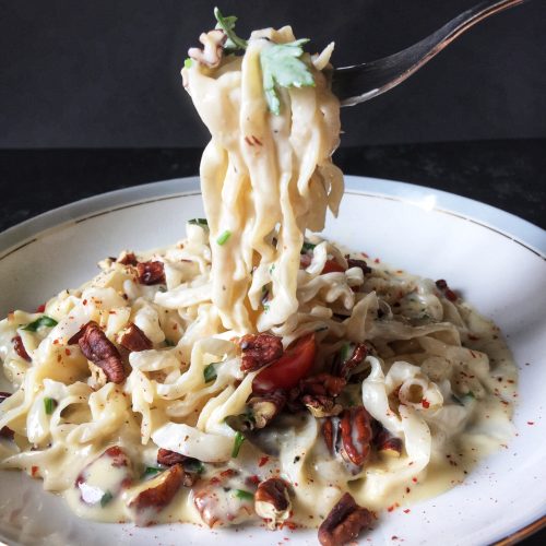 Keto makaron z sosem gorgonzola, z orzechami pekan i natką pietruszki.