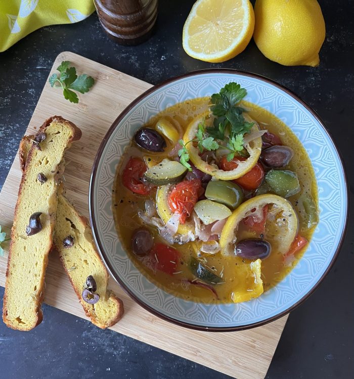 Aromatyczna zupa warzywna z pieczonymi udkami z kurczaka