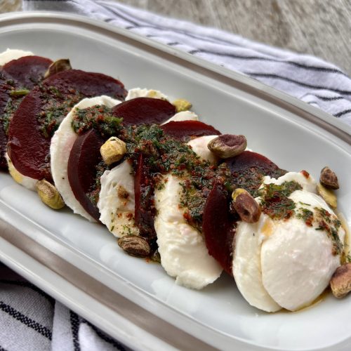 Sałatka caprese z burakiem, koperkiem i pistacjami