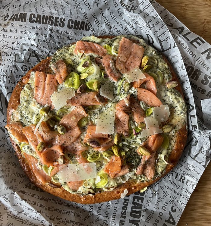 Keto pizza bianca z łososiem, porem i sosem koperkowym