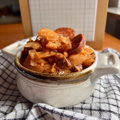 Keto bigos ze słodkiej kapusty z chorizo
