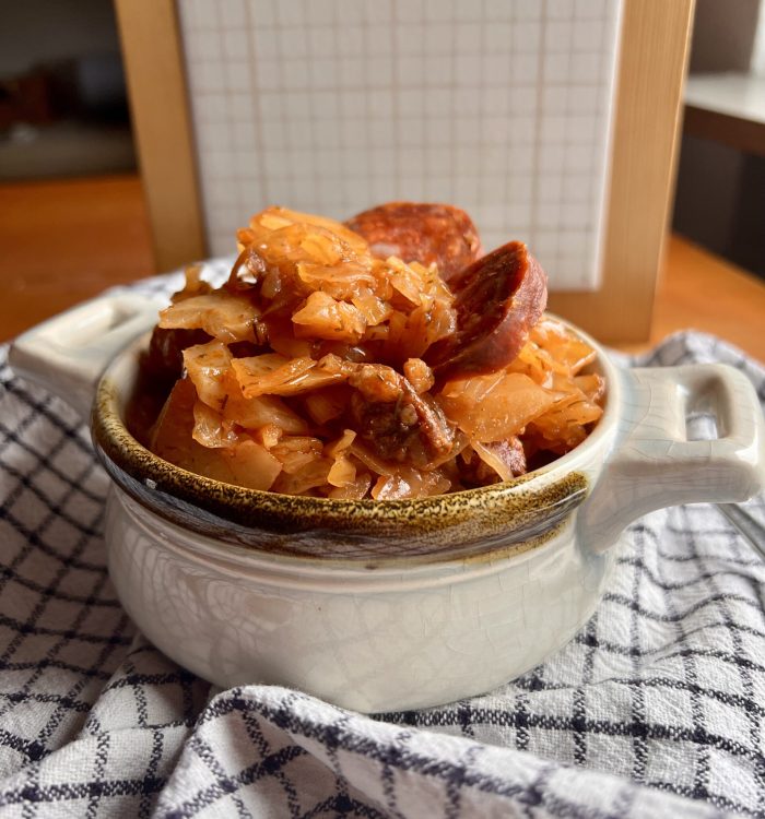 Keto bigos ze słodkiej kapusty z chorizo
