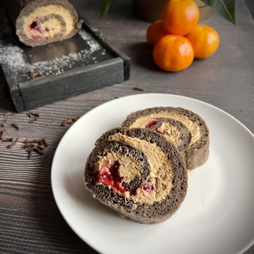 Keto rolada piernikowa z kremem kajmakowym i frużeliną wiśniową