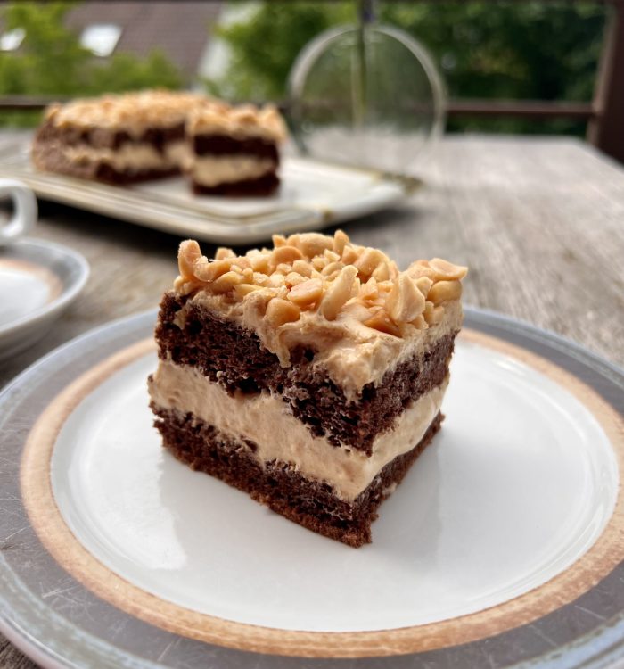 Keto tort kakaowo - fistaszkowy. Pyszne ciasto bez cukru i bez glutenu.