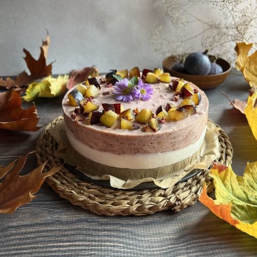 Keto sernik na zimno ze śliwkami – pyszny deser bez pieczenia