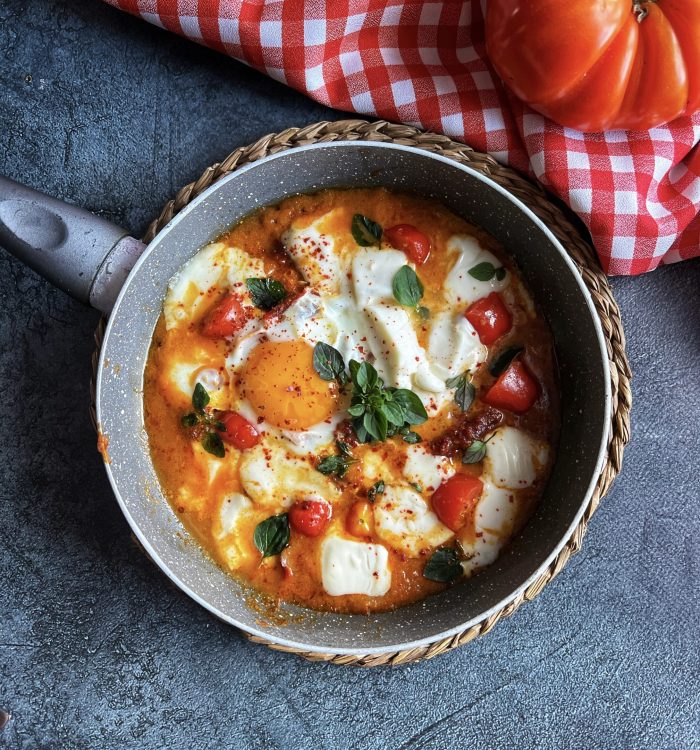 Keto szakszuka z mozzarellą, suszonymi pomidorami i świeżym oregano