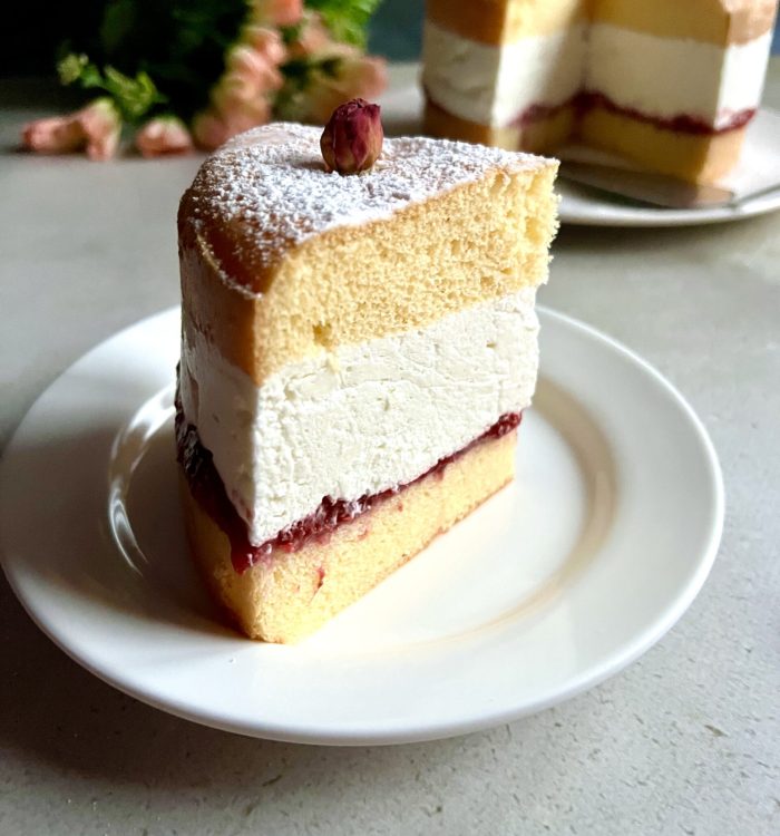Keto torcik twarogowy z frużeliną truskawkową