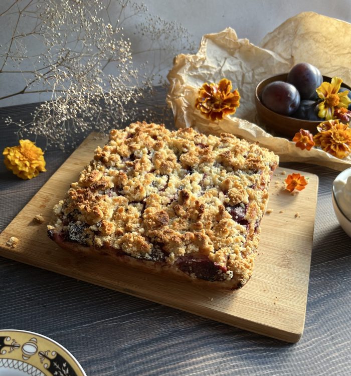 Keto ciasto ze śliwkami i kruszonką – jesień w słodkim wydaniu