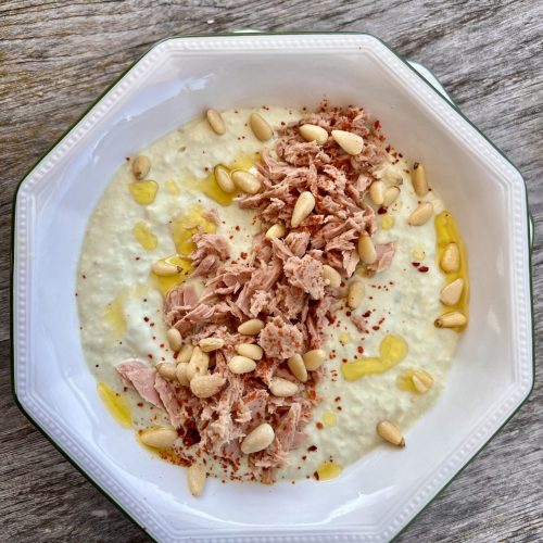 Keto chłodnik z twarożkiem kozim, awokado i ogórkiem