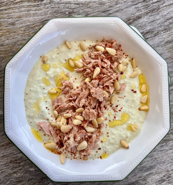 Keto chłodnik z twarożkiem kozim, awokado i ogórkiem