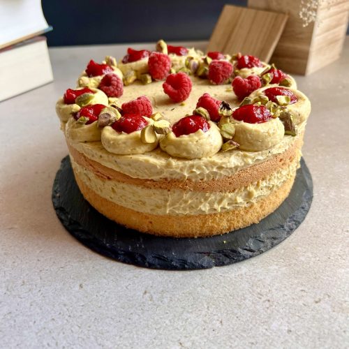 Keto tort z kremem pistacjowym i malinami , pistacje, maliny, bez glutenu, keto ciasto, przepis