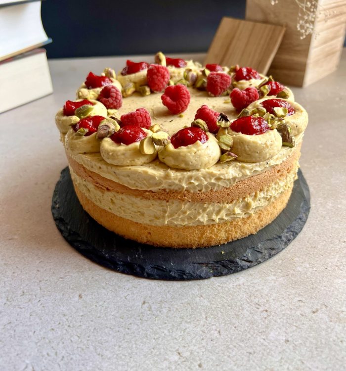 Keto tort z kremem pistacjowym i z malinami