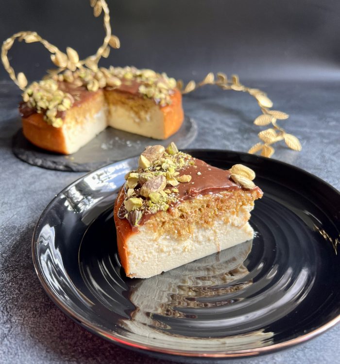 Keto sernik dubajski z nadzieniem pistacjowym i polewą czekoladową