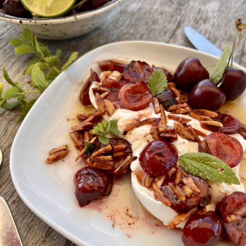 Burrata z czereśniami, migdałami i palonym masłem