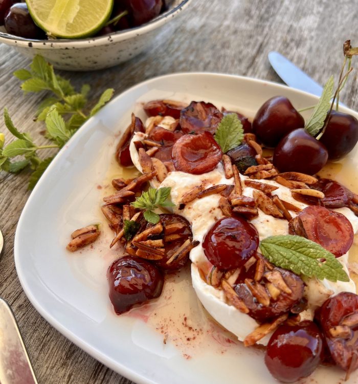 Burrata z czereśniami, migdałami i palonym masłem