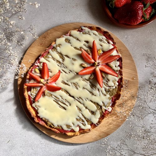 Keto mazurek truskawkowo pistacjowy z polewą z białej czekolady