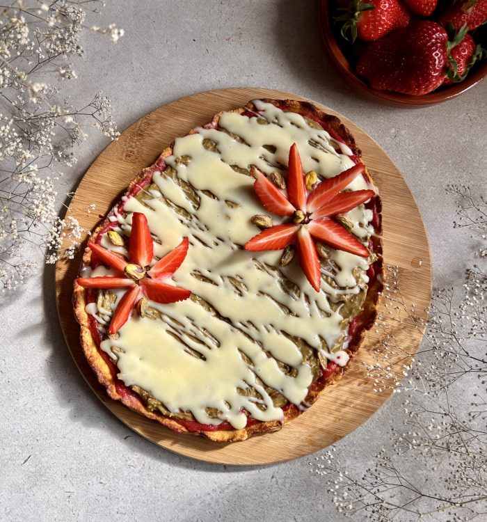 Keto mazurek truskawkowo pistacjowy z polewą z białej czekolady