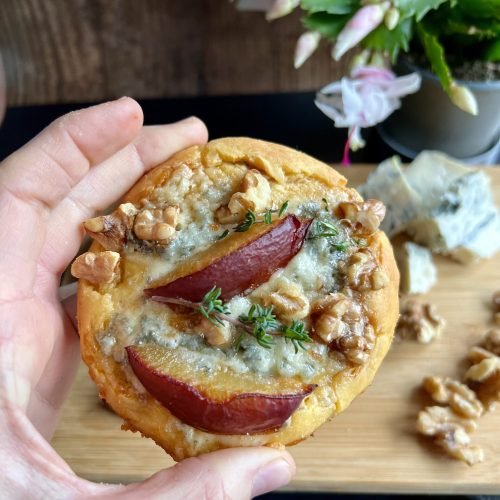 Keto bułeczki z serem pleśniowym, śliwką i orzechami włoskimi
