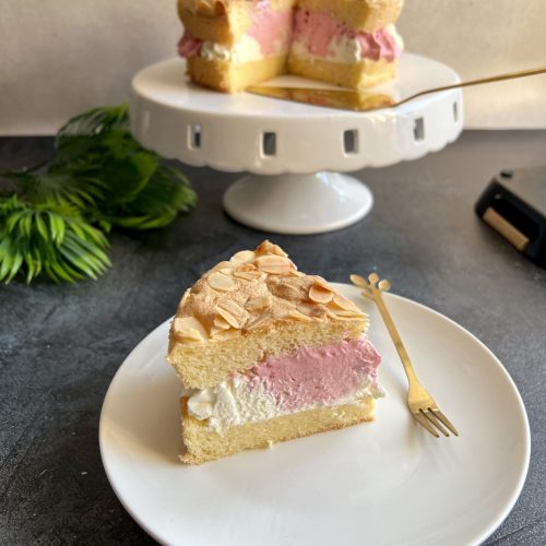 Keto biszkopt migdałowy z kremem waniliowo porzeczkowym, bez cukru