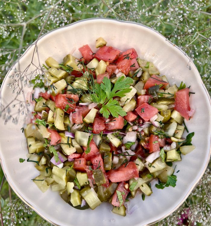 Keto sałatka z ogórków małosolnych i pomidora