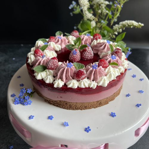 Keto tort mocno malinowy na kakaowym biszkopcie