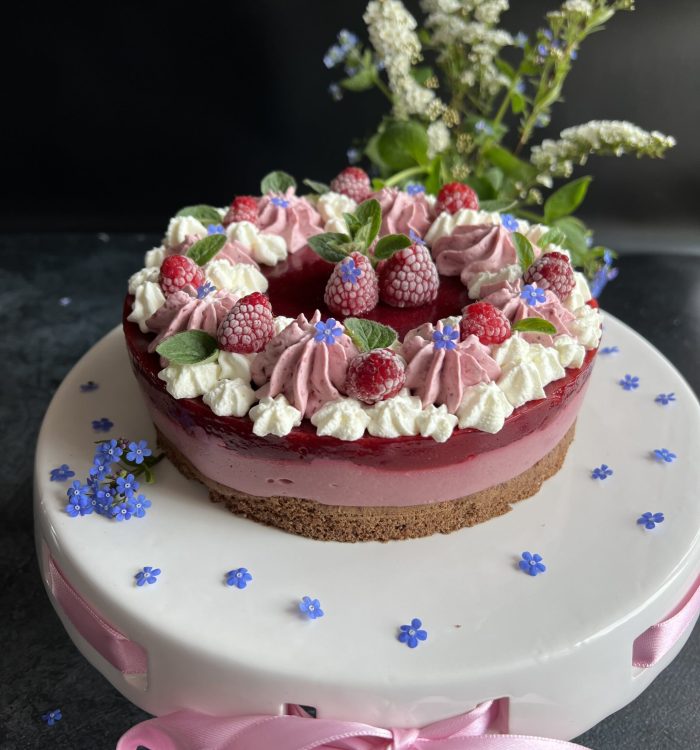 Keto tort mocno malinowy na kakaowym biszkopcie