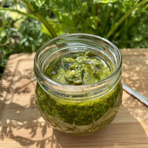 Domowe pesto z liści marchewki, pistacji i parmezanu