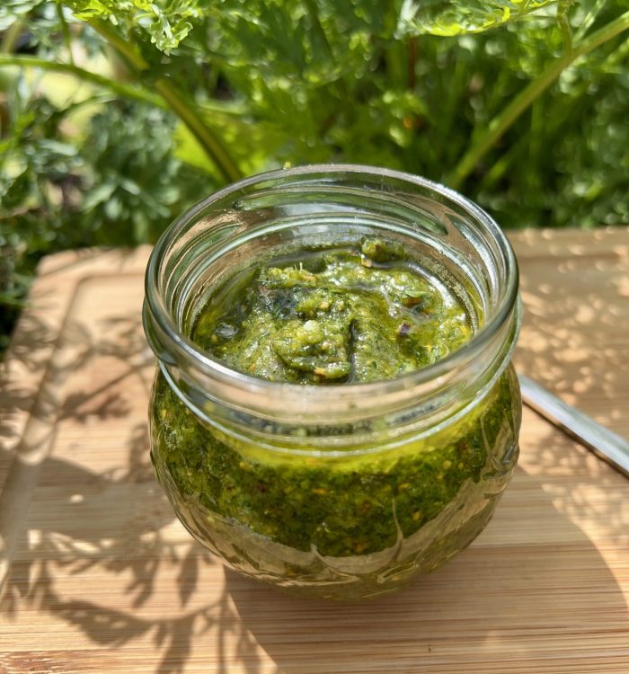 Domowe pesto z liści marchewki, pistacji i parmezanu