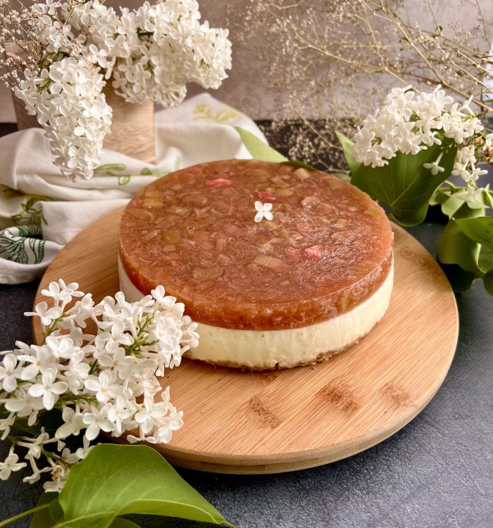 Keto sernik na zimno biała czekolada i rabarbar, przepisy keto, bez cukru, proste przepisy, deser