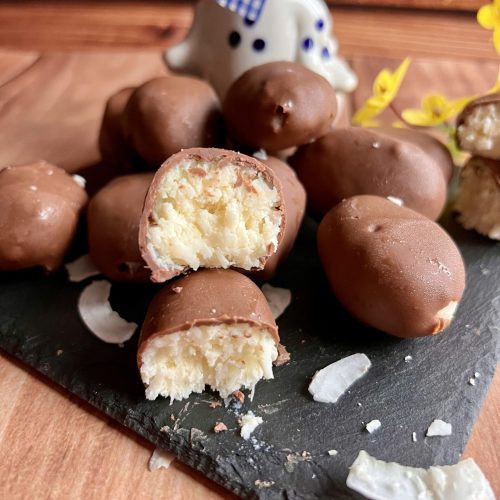 Keto bounty czyli kokosowe praliny z dodatkiem alkoholu, oblane mleczną czekoladą bez cukru