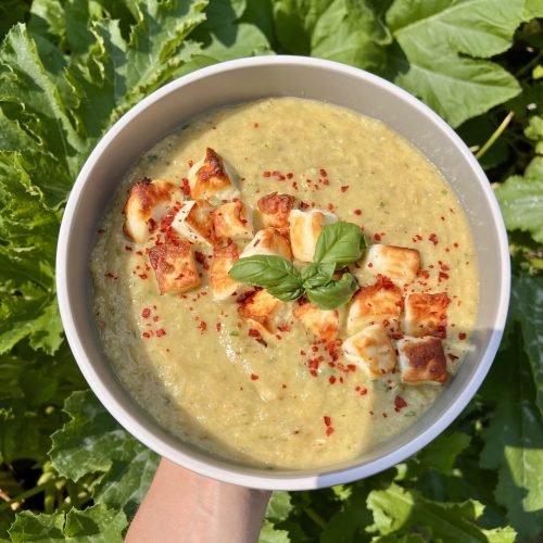Zupa z cukinii z grzankami halloumi
